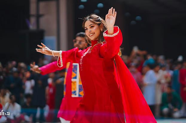 ফ্ল্যাশমবে ভাইরাল মেধা, নজর কাড়লেন নর্থ সাউথে